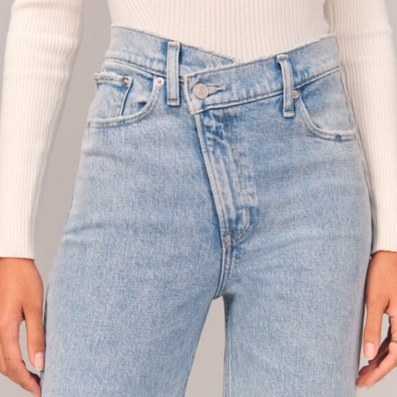 Abercrombie & Fitch Ultra High Rise 90s Straight Crossover Jean Sz 32 Light Wash - Picture 2 of 15